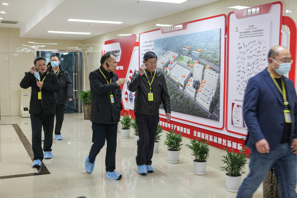 集团领导莅临龙八头号微电研讨指导工作